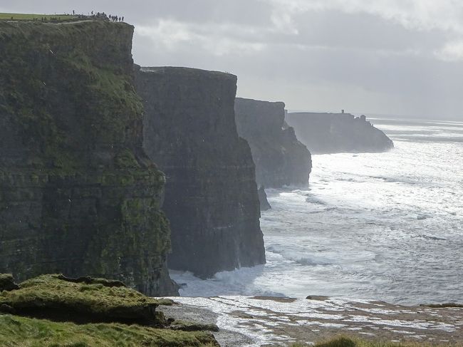 今回のアイルランド旅行で一番楽しみにしていたのは<br /><br />　　　モハーの断崖<br /><br />ヨーロッパ最果ての地。荒ぶる海と断崖絶壁。<br /><br />天候は、アイルランド、すぐれませんが強行です。<br /><br /><br />(簡単な旅程)<br />１日目：深夜便でドイツから首都ダブリンへ23時着<br />２日目：アイルランド東から西へ古い町並み訪ねながら<br />　　　　200Km横断<br />３日目：くつろぎの街、ゴールウェイ<br />　　　　旅のハイライト、モハーの断崖と古代遺跡<br />４日目：古城めぐり・コマネラ国立公園<br />５日目：首都ダブリン<br />６日目：タブリンで朝食食べてドイツに帰国<br /><br /><br />　　