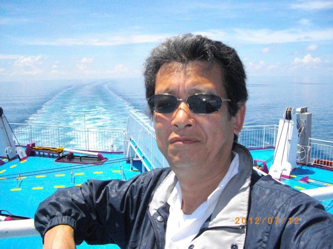 皆さんも盗難に有った事が有る思いますが!今な事が有りました..マニラ港からセブ島にフェリーで行く時です!豪華フェリーで(日本のお古).外洋を眺め楽しんで居ました..夕食を取り船内ライブを聞いてボーカルに僕のリクエストを歌って頂きました!!お礼にメンバー皆にビールや好きな物を食べさせました..多分この時から窃盗団に目を付けられたと思います!!僕の船室ゎ4人個室で一般の乗客がフロアに入れません(楽しいナイトタイムでした)..翌朝甲板で航海を楽しんで居ました..朝のコーヒーをカウンターで右手で受け取った時..右のポケットに入って入た携帯電話が無くなって入たのです?数秒の間に??直ぐに乗務員に連絡をしたが..もう出て来ないと言われ?愕然と成った..取り合えず電話を借りて日本に確認電話をしたら電源がオフに成って入る言われ.全機能を止めて貰い(クレジットを使え無くした)..船舶での楽しい気分が吹っ飛んだ..夜のセブ港に悲しみを堪えて下船した!!,其の後マニラに戻ったらフィリピンの友達に..乗ったフェリーに必ず数組のプロ窃盗団が乗り込んで居ると聞かされた..自腹で乗り込んでも元を取る相だ!!.海外で数回タブレットと携帯を取られても懲りない僕です..今度ゎ海外で何度も取られたカメラ偏を書きます。