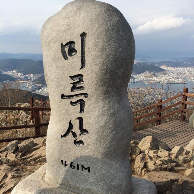 韓国の地方都市へ観光宿泊のバスツアーに統営にモニターしてきました。k-travelbusは、バスとガイドとホテルのと入場券がセットになった1泊２日のショートトリップです。統営は、港町でした。ケーブルカーで弥勒山に登るとパノラマが広がります。町は徒歩圏内に観光スポットがあります。歴史とグルメと韓流ドラマロケ地、市場で買い物も楽しめます。翌日は、遊覧船に乗り、長蛇島へ行きます。ドラマ 星から来たあなた とツバキの島で有名な場所です。フォトスポットがたくさんあり、綺麗な景色に癒されました。<br /><br />