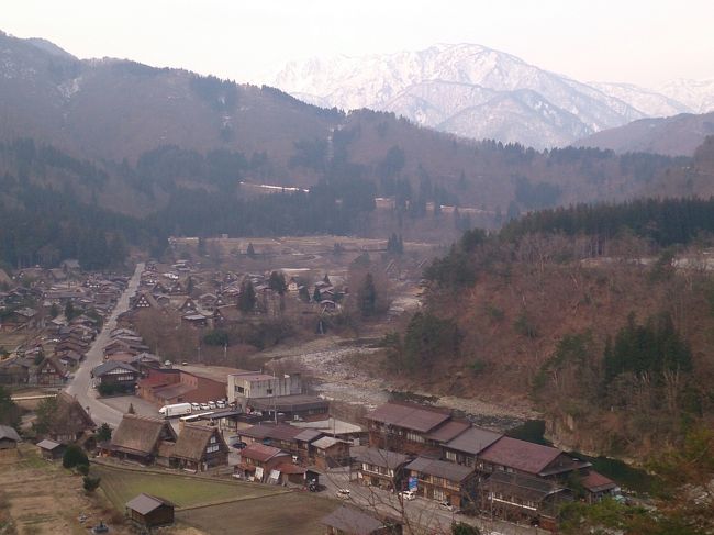 この日は、岐阜県から三重県にかけてのドライブ旅。<br />早朝に世界遺産の白川郷に着いてから、日本昭和村、愛知県一宮に立ち寄り、そして、三重県に入り、津城跡、松阪・鈴屋と行き、最後は伊勢神宮にお参りしてきました。