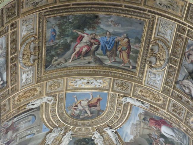 ローマ市内の散策は教会を中心に彫刻や絵画・フレスコ画を見て回ろうと<br />市内地図を片手に散策しています。