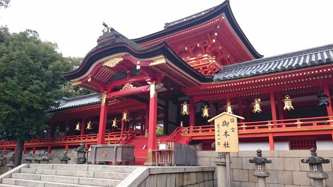 満開情報があったので雨上がりの京都八幡市に桜を見に行ってきました。ここ数日の暖かさと朝の雨で桜は満開のピークを過ぎてちょっと散りはじめてましたがまだ十分楽しめました。八幡市男山山上にある岩清水八幡宮はこの2月に国宝に指定されたばかり。本殿をはじめ立派な厳かな神社に満開の桜が美しかったです。<br /><br />八幡信仰については先日行った九州国立博物館で「祈りのかたち　八幡」という展示を見て、九州の宇佐の地方神であった八幡神が各時代の為政者や仏教と結びついて護国神や武神として大きく発展してきたということを知りました。宇佐にも八幡市にも行ったことがあったのにちっとも神社には注意を払ってなかったので今回是非とも行ってみたいと思っていたので背割桜より先に行くことにしました。いつもはこの神社の桜は背割桜より開花が遅いのですが今回はどちらも満開でした。<br />