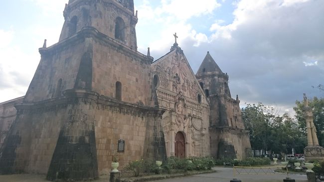 ビーチと教会好きが高じて、フィリピンの世界遺産に登録されている教会は残すところパナイ島のミアガオ教会だけになっていたので、ボラカイからバスでイロイロまで移動して、イロイロからジプニーで約１時間かけて行って来ました。壁面の彫刻がとても印象的な教会でした。