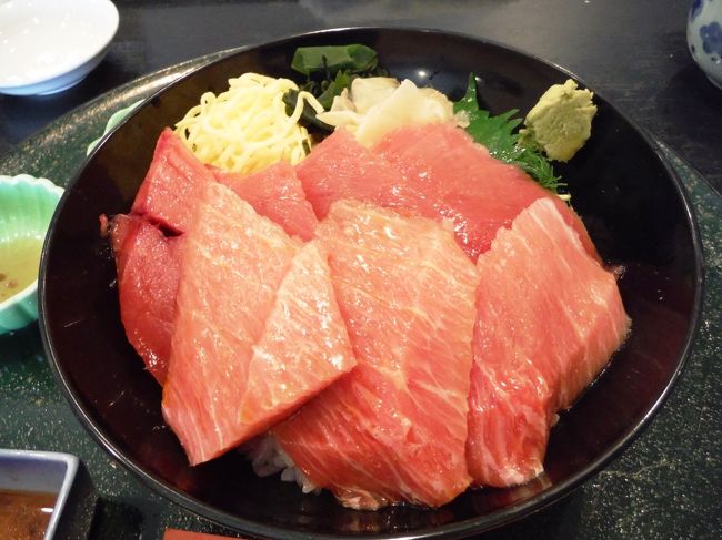 神奈川県南東部、三浦半島南端の町である三崎を訪れました。古くから景観が良い場所として源頼朝が宴会を催したり、武家の水軍の基地が置かれたり、明治以後は遠洋漁業の拠点となったりで栄えてきた町です。<br />★三崎といえばマグロ、漁港のマグロ専門店で丼をいただく。<br />★天然の堤防として三崎港を守り、かつ風光明媚な城ヶ島を散策。<br /><br />[いただいた郷土料理/ご当地グルメ]<br />◎マグロ