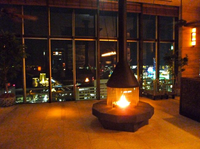月に一度の「おひとり様」のホテルステイ。<br />今月は、神戸のORIENTAL HOTELに泊まります。<br /><br />ORIENTAL HOTELといえば、<br />日本最古のホテルの一つとして、<br />歴史と伝統がぎっしり詰まったホテル。<br />外資系の最新ホテルも良いけれど、<br />ノスタルジックなホテルが恋しいわ〜<br />と思っての選択です。<br /><br />と・こ・ろ・が、宿泊1週間前にわかった事実・・・<br />阪神淡路の震災で、被災したことは知っていましたが、<br />その後の経営が、PLAN DO SEEに移っていました。<br /><br />福岡のホテル「WITH THE STYLE」の時にも書きましたが、<br />PLAN DO SEEは、ウェディングを中心に、<br />若いスタッフの若い視点で、<br />独創的な運営をしていることで有名。<br /><br />もしかしたら、選択を誤ったかしら・・・等と、<br />少々不安を抱えつつ向かいました。