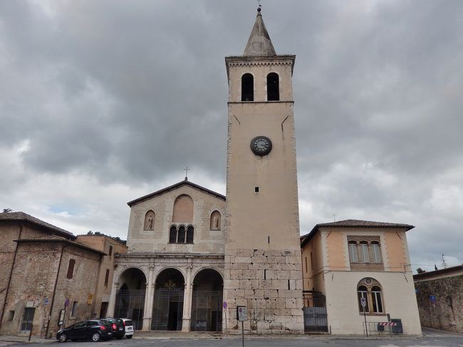 2014年6月から7月にかけて、イタリア、フランス、スペインを勝手気ままに歩いた一人たびの心地よさが忘れられず、年が明けるや否や新しいプランを作成。今年は昨年最も強く心を惹かれてしまったイタリアに集中することにしました。6月のトスカーナは連日35度を超す猛暑だったので、今年は1か月前倒し。<br /><br />まずは行きたいところをピックアップして、たびの拠点となる都市を選定。宿泊施設を押さえてから、詳細を詰めていくというのが私のスタイルなのですが、例によってこれも見たい、あそこも行きたい・・・とかく欲張りな私のこと、1か月じゃあ全く時間が足りないことがすぐに判明しました。とはいえ、時間とお金は限りあるもの。優先順位を決めて、何とかやりくりをして決めたのが下記のプランです。<br /><br />イタリアには過去3度行ったことがあります。<br />最初のたびは、大学生の頃、スイスのチューリッヒから日帰りで行ったミラノ。最後の晩餐だけ見に行ったような、慌ただしいたびでした。<br />2回目は2001年、シシリアとアルベルベッロ、カプリ島、ローマを2週間かけて回りました。<br />3回目が2014年、ベネチアとトスカーナ州、リグーリア州が中心の2週間。<br /><br />今回は、過去に行ったことのない場所をメインとした旅程となりました。たびを重ねるうちに、自分が最も興味を惹かれるものは、古い建物、神社仏閣教会等、そして彫刻、絵などの美術品　全て人が作り出したものだということがわかってきました。中でも、ここ2、3年、以前はあまり興味が沸かなかった教会に強く惹かれる自分がいます。基本的には無宗教なのですが、現在より人々の心が純粋で、神を敬う気持ちが強かった頃でなければ、創り上げられなかった文化の結晶とでもいうべき施設には畏敬の念を覚えます。というわけで、今回のたびの中心は教会を巡る街歩きとなってしまいました。<br /><br />イタリア語は皆目見当がつかず、付け焼刃で2週間ほど本を見て勉強しましたが、やるとやらないでは大違い。後は度胸と愛嬌？で前進あるのみ。御陰様で、とても自己満足度の高いたびになりました。<br /><br />2015/5/6	水	成田→モスクワ→ローマ<br />2015/5/7	木	ローマ<br />2015/5/8	金	ローマ→ティヴォリ→ローマ<br />2015/5/9	土	ローマ<br />2015/5/10	日	ローマ<br />2015/5/11	月	ローマ<br />2015/5/12	火	ローマ<br />2015/5/13	水	ローマ→ナポリ<br />2015/5/14	木	ナポリ→ソレント→アマルフィ→ラヴェッロ→アマルフィ→サレルノ→ナポリ<br />2015/5/15	金	ナポリ<br />2015/5/16	土	ナポリ→エルコラーノ→ナポリ→カゼルタ→ナポリ<br />2015/5/17	日	ナポリ→バーリ<br />2015/5/18	月	バーリ→マテーラ→バーリ<br />2015/5/19	火	バーリ→レッチェ→バーリ<br />2015/5/20	水	バーリ→オストゥーニ→チェリエ・メッサピカ→マルティーナフランカ→バーリ<br />2015/5/21	木	バーリ→アンコーナ→フォリーニョ<br />2015/5/22	金	フォリーニョ→スペッロ→アッシジ→フォリーニョ<br />2015/5/23	土	フォリーニョ→トレヴィ→スポレート→フォリーニョ<br />2015/5/24	日	フォリーニョ→ペルージャ→フォリーニョ<br />2015/5/25	月	フォリーニョ→コルトーナ→オルヴィエト<br />2015/5/26	火	オルヴィエト→チヴィタ　ディ　バーニョレージョ→オルヴィエト<br />2015/5/27	水	オルヴィエト→アレッツォ→オルヴィエト<br />2015/5/28	木	オルヴィエト→フィレンツェ→ボローニャ<br />2015/5/29	金	ボローニャ→ラヴェンナ→ボローニャ<br />2015/5/30	土	ボローニャ→モデナ→ボローニャ→フェラーラ→ボローニャ<br />2015/5/31	日	ボローニャ<br />2015/6/1	月	ボローニャ→パドヴァ→ヴィチェンツァ<br />2015/6/2	火	ヴィチェンツァ→パドヴァ→ヴィチェンツァ<br />2015/6/3	水	ヴィチェンツァ→ヴェローナ→ヴィチェンツァ<br />2015/6/4	木	ヴィチェンツァ<br />2015/6/5	金	ヴィチェンツァ→ミラノ<br />2015/6/6	土	ミラノ<br />2015/6/7	日	ミラノ<br />2015/6/8	月	ミラノ→モスクワ→<br />2015/6/9	火	→成田<br /><br />丘の上の町トレヴィから下界の鉄道駅までは、多く見積もっても40分、途中の聖母の涙教会を見ても1時間少々で行けると踏んでいたのですが、なんと駅まで約2時間かかってしまいました。<br /><br />予定では13:24の列車に楽々間に合うはずだったのに、駅の手前100mのところで、あらら！！　トレニタリアの列車がなんと「定刻通り」出発したところに遭遇したのでした。どうしてこういうときに定刻に来るんでしょう！<br /><br />で、次の列車はなんと15:20発。2時間もあるではないですか！　それではスポレートに正味2時間くらいしか滞在出来なくなってしまいます。わぁ　どうしましょう！<br /><br />駅にたむろしていたのは学校帰りの中学生くらいの子供たち10数人。子供たちがいるということは、何かがやってくるのではと考えた私は、暫く子供たちと一緒に駅前で待ってみることにしました。<br /><br />すると、5分もたたないうちにやってきましたよ。救いの手が！<br />ウンブリア・モビリータのバスです。早速運転手さんに<br />「私、スポレートに行きたい。でも列車2時間来ない。私どうするあるか？」<br />てな感じで尋ねると、<br />「途中乗り換えなら、バスでスポレートに行けるよ。」<br />おお〜なんと頼もしいお言葉！！　<br />「おお〜それ完璧　グラッツェ　私　あなたのバス乗りたい！」<br /><br />てなわけで、またしても子供たちと一緒のバスに乗って、どこだかわからない村経由で、30分ほどでスポレートに行きつくことが出来たのでした。めでたしめでたし！