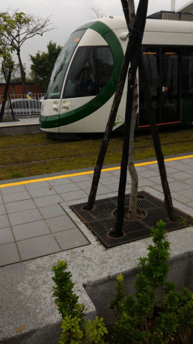 折り畳み自転車を持ち込み、台湾一周していました。<br />入国（高雄）〜東港〜墾丁〜台東（２泊）〜花蓮〜礁渓〜台北<br />〜新竹〜台中（３泊）〜台南〜高雄（２泊）〜帰国（高雄）<br />往復バニラ航空約32000円（荷物追加あり）<br />ホテルは１泊1000元前後<br />持ち込み自転車　ブロンプトン<br />１４日目　今日も雨<br />台南から高雄まで列車で移動<br /><br />宿　瑞谷大飯店（Rui Gu Hotel）１泊６８０元<br />