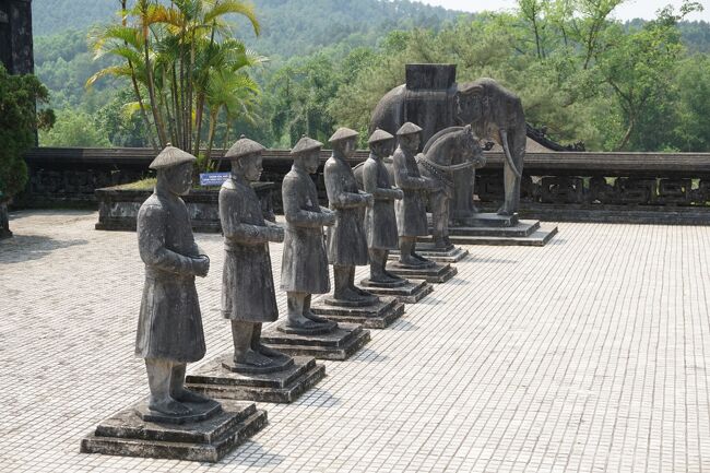 2016年3月7日（月）<br /><br />オプショナルツアーを利用して、ダナンから車で２時間半ほどの距離にある、フエを観光しました。<br /><br />19世紀初頭にベトナムを統一し、第二次世界大戦終結時まで続いたグエン朝の都が置かれていたフエ。<br />王宮を始めとして、皇帝たちの陵墓、仏教寺院などの建造物が、世界遺産に指定されています。<br /><br />この日、午前中は、カイディン帝、トゥドゥック帝、２人の皇帝の陵墓へ。<br />午後は、王宮を見学後、ティエンムー寺を拝観し、ドラコン・ボートで川下りをしました。<br /><br />まずは、フエまでののどかな道、対照的な２つの陵の様子から。<br /><br />（旅行期間：2016年3月5日〜3月11日）<br /><br />フエ観光　後半<br />【古都フエ☆戦争の爪あと残る王宮を見学、ティエンムー寺からドラゴンボートで川下り！】<br />ホイアン・フエ・ハロン湾3つの世界遺産を巡る初ベトナムの旅3-2<br />http://4travel.jp/travelogue/11120749