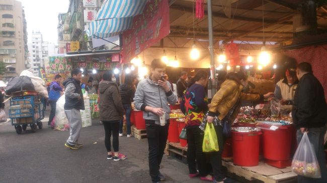 旧正月恒例、台北の正月用品市に行ってきました。<br />今年は昼間の雰囲気。