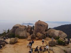 宮島　厳島神社の背景に広がる霊山　弥山