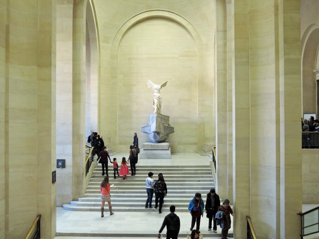 旅行記その２<br />《旅の一番の目的、サモトラケのニケを鑑賞》<br /><br /><br />2016年2月29日?3月7日のちょうど一週間パリに滞在しました。<br />目的は美術館・博物館めぐり。アパートを借りてのんびり気ままな一人旅です。<br /><br />パリは2014年3月以来、2年ぶり2回目。<br /><br />≪もくじ≫<br /><br />（１）　コメルス通りのアパートと街歩き<br />http://4travel.jp/travelogue/11121105<br /><br />（２）　プチ・パレとルーブル美術館<br />http://4travel.jp/travelogue/11121359<br /><br />（３）　カルナヴァレ博物館とギュスターブ・モロー美術館<br />http://4travel.jp/travelogue/11121363<br /><br />（４）　パリのおいしいもの・買ったもの<br />http://4travel.jp/travelogue/11121364<br /><br />（５）　クリュニー中世美術館<br />http://4travel.jp/travelogue/11121367<br /><br />（６）　サンジェルマン・アン・レー・とフランス考古学博物館<br />http://4travel.jp/travelogue/11121370<br /><br />（７）ひったくり未遂事件！＆モンパルナス駅のコインロッカーと空港へのリムジンバス　<br />http://4travel.jp/travelogue/11121635<br /><br /><br /><br />