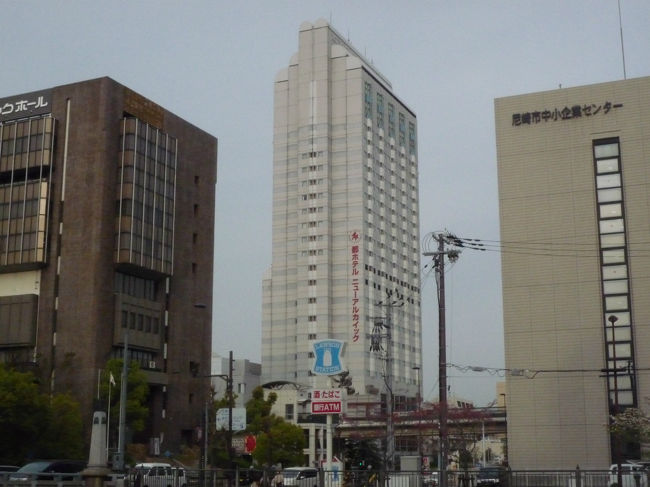 4月10日は桜花賞である。<br /> 待ちに待った春のクラシックレースの開幕である。ぜひとも阪神競馬場の指定席で観戦したいと思いネット申し込みの抽選に参加した。ところが見事に落選。そうなればと当日券を求めて阪神競馬場へ行くしかない。ところが当日券は早朝に阪神競馬場に着かなければいけない。昨年の当日指定席の売切れ時刻は午前6時45分である。それほどの時刻なら僕の暮らす和歌山県日高町からは朝一番の電車で出かけても無理である。仕方なく地元の旅行会社に前泊のビジネスホテルを取ってもらうことにした。<br /> 「その日は、大阪市内のホテルはどこも満席ですねえ」と、旅行会社の人のつれない返事である。<br /> 「それなら、阪急仁川駅近くの、宝塚か尼崎あたりにありませんか?」<br /> 「お花見シーズンですしねえ、しかも土曜日ですから。なかなか難しいです」<br /> 「なんとかお願いします。この前泊に僕は一生を懸けているのですから」<br /> さすがに競馬場に行くとは、ちょっと恥ずかしくて言えなかった。すると、<br /> 「ああ、ありましたありました。ここ一部屋だけ空いていました。尼崎になりますけど、いいですか?」<br /> 「ええ、空いてましたか!。もちろんいいです、ぜひお願いします。朝食なんかいりませんから」<br /> 朝4時に起きないと当日券の時間には間に合わない。朝食など食べている時間はないのである。<br /> 「阪神尼崎駅から徒歩6分、『都ホテルニューアルカイック』です」<br /> 「はい」<br /> 「では、予約を入れますね」<br /> 「お願いします」<br /> 「朝食なしで、セミダブルひとり9500円になります」<br /> 「分かりました」<br /> こうして僕は桜花賞のため阪神尼崎駅近く「都ホテルニューアルカイック」に泊まることにしたのである。<br /><br /> 4月9日、土曜日の夕刻、僕は阪神尼崎駅に初めて降り立った。<br /> 駅を出ると右手に庄下川が流れている。旅行会社で貰った地図を頼りに都ホテルニューアルカイックを目指して歩いていく。信号機を渡り川に沿って歩くと、国道2号線沿いにペンの先が天を突き刺すようなモダンなビルが見えてきた。都ホテルニューアルカイックである。<br /> (これはこれは。思いのほかシティ感覚に溢れた洒落たホテルではないか)。僕はビジネスホテルとは思えぬビルの威容に心で感嘆の声を上げていた。<br /><br /> ホテルの中に入って、ビジネスホテルにしては余りにも豪華すぎるフロントロビーとレストランではないかと思った。<br /> チェックインをすると、明日の朝は早いので午前四時ごろ出発でも構わないかと尋ねた。<br /> 「もちろん結構でございます。その時間はフロント奥に係が待機しておりますので、フロントの呼び鈴を鳴らしていただければすぐにチェックアウトだせていただきます」<br /> これで安心した。桜花賞の指定席に間に合うではないか。<br /> フロントで渡されたキィーを持って18階に向かうエレベーターに乗った。これも一流ホテルのエレベーターと変わらない、ゴージャスな内装である。気持ちよく自分の部屋まで辿りつくことができた。<br /> 部屋は掃除の行き届いたシンプルな造りである。寝るだけであるから何も不満はない。やはりビジネスホテルかというだけである。まあ、当然といえば当然であるが・・・・・。<br /> 外観からフロント、エレベーター、それらが余りにも期待を促すものがあったということだろう。しかし、桜花賞前日に泊まれれば言うことはないのである。<br /> こうして早目に夕食をコンビニ弁当で済ますと、翌日に備えて早々と眠りに就いたのである。<br /> <br /> 4月10日。<br /> 桜花賞当日は午前6時半に阪神競馬場に着いた。ホテル出発は5時である。<br /> 阪神競馬場には寝袋で徹夜をした人を含めて、もう当日券を求めて長蛇の列が出来ている。僕は指定席売切れぎりぎりに間に合った次第であった。列の後ろの方に並んでいると整理券が配られた。これを持ってここで待っているのかと思うと中に入れてくれた。指定席発売までフードコートで待機するらしい。<br /> 午前7時になると発売窓口に整理券順に並ばされた。<br /> 午前7時半、いよいよ発売開始である。こうして僕はなんとか桜花賞の当日指定席を手に入れることができたのである。<br /> <br /> 桜満開の阪神競馬場である。お花見がてらに競馬観戦に訪れている家族連れも多くいた。<br /> 花の下、お弁当を広げた競馬観戦も一興(いっきょう)である。ああ、天気もいいし、花見競馬もいいものである。<br /> 桜は、得も云われぬ美しさがある。しかし、僕の桜花賞の馬券は、儚(はかな)くも桜の花のごとく悲しく散ったのであった。ああ、花は綺麗だと言いながらである・・・・・・。<br /> そんな桜花賞とはいえ、収穫もあった。この日の阪神競馬場のゲストは俳優の藤原竜也なのである。こんなイケメン、めったに見ることはない。僕はいそいそと桜花賞が終わった直後のイベント会場へ向かったのである。そこはパドック。<br /> 藤原竜也が顔を見せると、競馬場のあちこちから歓声と、「キャー、めっちゃカッコイイやん」(関西弁)という感嘆の声が一斉に渦のように巻きあがったのである。<br /> 馬券は外れてもこんないい男を見ると、なぜか心が嬉しく満たされるのである。楽しい桜花賞を満喫できた一日となったのだった。<br /><br />