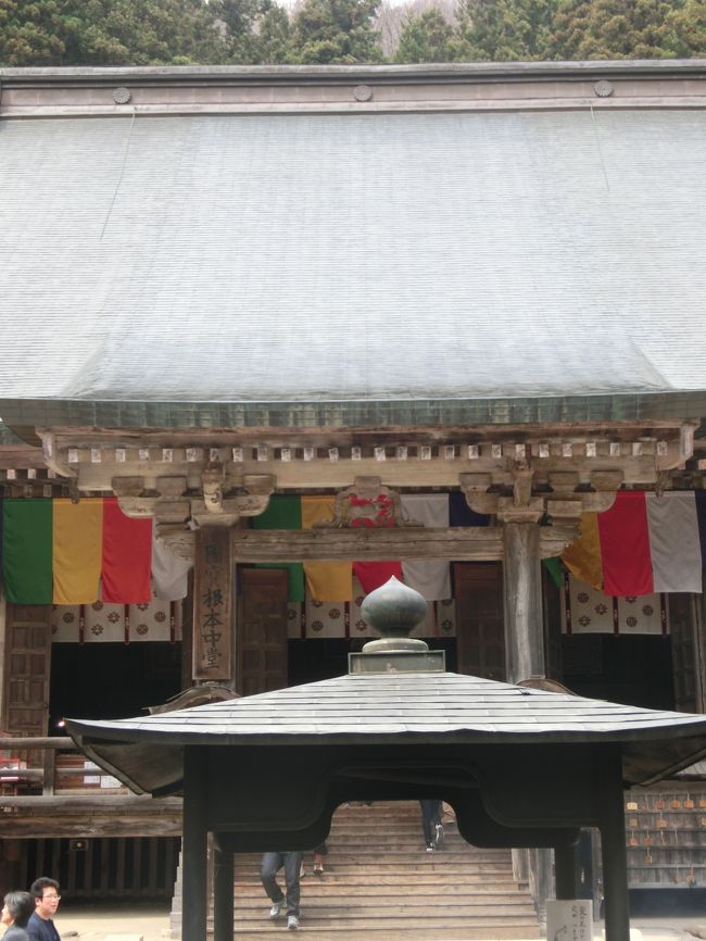 蝉もいない山寺、花も紅葉もなかりけり。蔵王では、雪も緑もなかりけり。それでも温泉は、こんこんと湧く湧く(わくわく)。<br /><br />＜旅程＞<br />【1日目】4/10(日)<br />関西空港T2 7:20 →仙台空港8:40 (ピーチ)<br />仙台空港駅 9:13→ 仙台駅9:38・9:46 →国府多賀城駅9:59 　史蹟見学　10:48 → 仙台11:05・11:18 →山寺駅 12:15　昼食と山寺立石寺拝観登山　14:57 →山形 15:17(JR)、15:20 →蔵王温泉バスターミナル 15:57(山形交通バス)　上湯温泉入浴と散歩　18:40→山形駅19:25(山形交通バス)　夕食と花笠音頭鑑賞　20:43→福島 21:53(JRつばさ)　福島 泊<br /><br />【2日目】4/11(月)<br />福島 8:35→宇都宮 9:17 (JR東北新幹線)　9:32→日光 10:21(JR)　日光東照宮など観光　14:19→宇都宮 15:01(JR)　 餃子のおやつ　駅前15:40→成田空港第3ターミナル 18:10 (高速バス)　<br />成田T3 20:20(25分遅れ)→KIX T1 21:50(22:10着) (ジェットスター) <br /><br />＜主な旅費＞<br />航空券　Peach・Jetstar Japan 11000円<br />宿泊　　リッチモンドホテル福島駅前(4travel経由じゃらんで) 6000円<br />現地交通　<br />　JR 830円/1140円/240円/3190円/6260円/760円、<br />　バス 蔵王-山形 1000円×2、日光駅-観光地 490円、宇都宮-成田空港 4000円<br />拝観料　立石寺 300円、日光東照宮＋宝物館セット券 2100円、二荒山神社庭園 200円、大猷院廟 550円<br />蔵王温泉上湯 200円　 飲食 約8000円<br /><br />人が、日本昔話のいいおじいさんおばあさんばかりで、となりのいじわるでずるい夫婦は出てこない。それでも「全員がいい人とは限らないよ。どろぼうもいると思いなよ。ひとりたびは気をつけなよ」と言葉をかけられ。<br />好印象で加算評価したくなる気持ちもわかるよ、芭蕉。