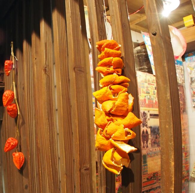 「軒先に下げられた乾燥みかんの皮は「陳皮ちんぴ」と呼ばれ、長屋に住む昔の人々は、これを健胃薬・駆風薬(腹にたまったガスを抜く)、吐き気止めとして使っていました.....また燻して蚊除けにしたり、鉢に入れて匂い消しにしたり、万能材料」だったようです........みかんの中身自身もビタミンたっぷりですしね。<br /><br />「また、ほおずきもこの上野浅草界隈では境内のほおずき市が有名ですが.....ほおずきもまた病気除けのお守りとして重宝されたようです.....ほおずきの根を薬用として......このもの疳の虫(癇癪)封じや解熱、利尿、咳止めとして使われていた」....そうです。<br /><br /><br />.........下町風俗資料館、号外より........