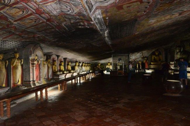 2015年のゴールデンウィークはスリランカを旅してきました。<br />コロンボを訪れた後、ダンブッラへ。山中の岩山の中に造られた石窟寺院がみどころ。仏様と、滴り落ちる聖水と、そしてそれ以上に天井にまでびっしりと描かれた仏画が素晴らしいです。<br /><br />より詳細な旅行記：http://www.a-daichi.com/travelogue/2015_1_srilanka/