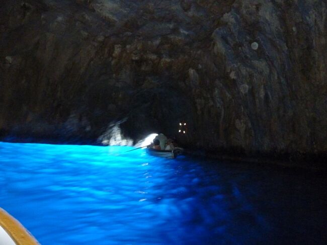 一度行ってみたいと思っていた青の洞窟へ行けるツアーに参加してきました。<br />5度目のイタリア旅行にして、初めての青の洞窟です。<br /><br />阪急トラピックスの「キャセイパシフィック航空利用 今行こう!! イタリア10日間」<br />添乗員同行の団体ツアーです。<br /><br />【スケジュール】<br />2010/7/17<br />　キャセイパシフィック航空で成田から香港経由でイタリア「ミラノ」へ<br />2010/7/18<br />　ミラノ到着後市内観光<br />　ベローナ市内観光<br />　ベネチアへ<br />2010/7/19<br />　ベネチア市内観光<br />　フィレンツェへ<br />2010/7/20<br />　フィレンツェ市内観光<br />　ピサの斜塔観光<br />2010/7/21<br />　ナポリへ<br />　ナポリ市内観光<br />2010/7/22<br />　カプリ島＆青の洞窟観光<br />　アルベロベッロへ<br />2010/7/23<br />　アルベロベッロ市内観光<br />　マテーラ市内観光<br />　ローマへ<br />2010/7/24<br />　ローマ市内観光<br />2010/7/25-26<br />　キャセイパシフィック航空でイタリア「ローマ」から香港経由で成田へ帰国<br /><br />【旅費】<br />約230,000円