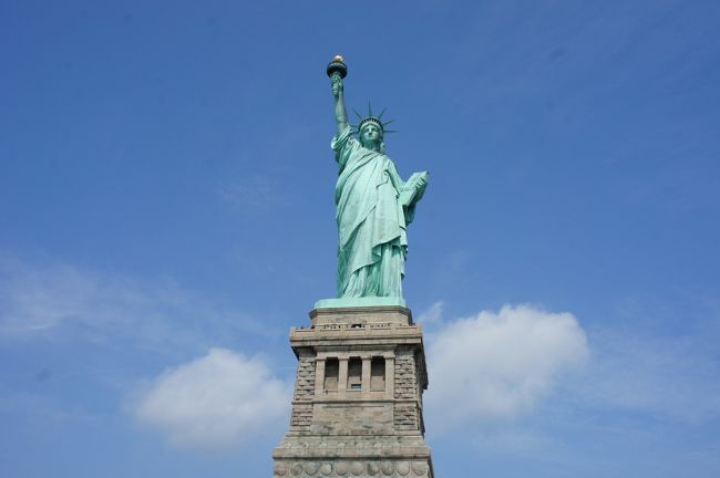 2014年の夏休みに人生初のひとり海外旅行をしてきました。<br />場所は憧れの地・ニューヨーク。<br /><br />2日目は、定番観光地をめぐります。<br />