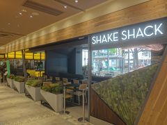 2016年4月15日、『アトレ恵比寿西館』がオープン！ NYで有名なハンバーガー店【Shake Shack（シェイク シャック）】恵比寿店の待ち時間、限定シャンパン付きフォアグラバーグ（1,680円）を求め【Le Bar a Vin 52】、パリバゲットコンクールで優勝した【ル・グルニエ・ア・パン】、ルーフトップ【シロノニワ】でカフェ、山本宇一氏プロデュースのビストロ【サントロペ】など恵比寿・代官山グルメブログ