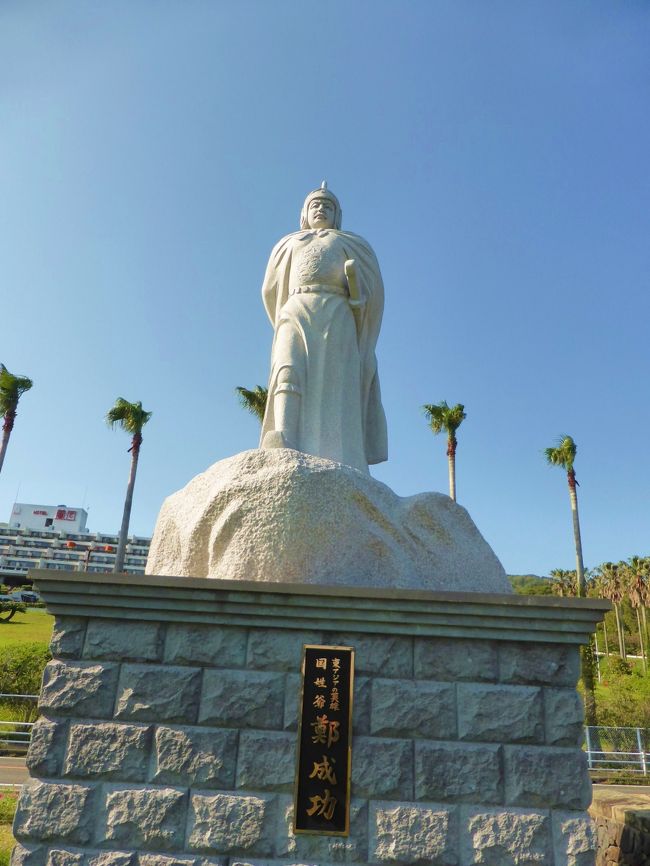 暖かな陽気に誘われて　近場（平戸市）へのドライブに出かけました<br />雲もなく、風もなく、春の陽射しと言うよりも、少し早いかもしれませんが<br />長崎は初夏を感じます<br /><br />平戸市は、日本の陸路（離島除く）の最西端に位置する歴史とロマンが<br />あふれる城下町で。。。<br />平戸を訪れると数多くの教会に出会います。教会の美しい外観、神秘的な雰囲気の内観に思わずうっとり魅入ってしまいます<br />現在、平戸の人口の約1/10がキリスト教を信仰し、14のカトリック教会があります<br />   西洋と日本の文化が重なる平戸独特の景観です<br /><br />400年ほど前、日本で最初の西洋貿易港としてイギリスやオランダとの<br />交流が始まりました。西洋文化の橋渡しとなった平戸。オランダ商館や<br />平戸城を始め、歴史を物語る建物や史跡を見て楽しんで来ました。<br />　　　　　　　　　　　　　　　　　　　　　　　　　　　　　　　　　　　　<br />