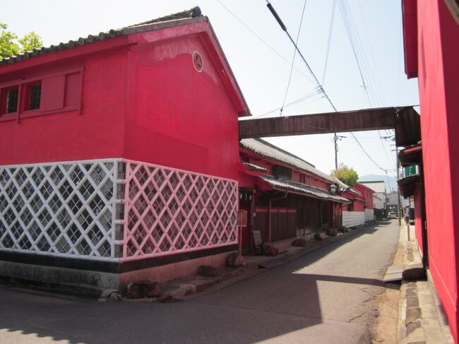 春の陽気に魅せられて暖かな瀬戸内、播磨灘の向かい讃州・引田の町と、阿波・うだつの町へぶらぶら歩きします。<br /><br />本当は徳島の祖父の墓参りも兼ねての旅なので、以前からすっと「風待ち港の町」…、このキャッチフレーズが気に成ってたので訪れる好い機会に成りました。<br /><br />引田は室町時代より風待ち港の町として栄えたところ、その地を活かして酒や醤油などの醸造業が盛んなところだったそうです。<br />今は古き良き佇まいの商家が残る町として、国の登録有形文化財の保存に力を入れているそうです、実際に歩くと数々の商家が登録に成って驚きました。<br /><br />また、日本で始めてのハマチ養殖発祥の地であり、昭和の手袋工場として名を馳せたそうです。<br />香川・讃岐と言えば、金比羅さんか丸亀城と高松城（玉藻城）しか知らなかったのですが、引田に来て良い勉強になりました、感謝です！。<br /><br />最後に引田には、戦国時代末期、秀吉の家臣生駒親正が讃岐国を治める際に築城した引田城址が残っているそうです。<br /><br />では、いつものようにカメラ片手にぶらぶら歩き始めます?。