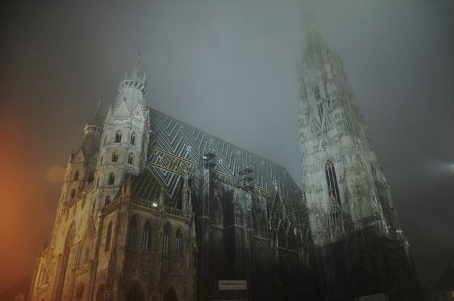 スロバキアでの昼食後、オーストリアのウィーンに向かいます。<br />ウィーン観光のメインとなる「シェーンブルン宮殿」と「シュテファン大聖堂」は<br />なんと濃い霧の中、宮殿内は撮影禁止だし、大聖堂の全景は霧の中アーァ・・・<br />それでも旅人は今を楽しむしかないので気を取り直し、市内観光へゴー<br /><br />写真は霧の中の「シュテファン大聖堂」