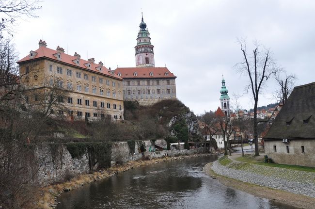 ５日目、いよいよ4ヶ国目のチェコに入ります。<br />オーストリア：ウィーンを出発してチェコに向かう途中メルクに立ち寄り<br />約４時間かけてチェコ：チェスキークルムロフに到着。<br />高台にある古城とヴルタヴァ川を挟んで向かいにある町をゆっくり散策<br />中世の町並みはづーと見ていても飽きないくらい本当に素晴らしかった。