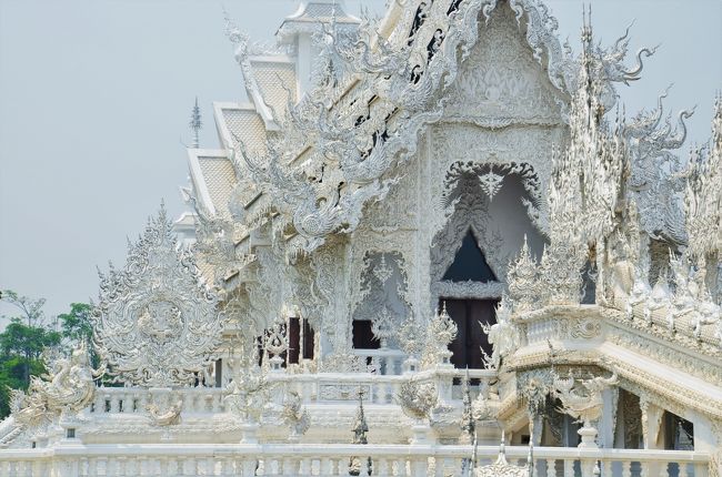 オッサンネコです。<br /><br />タイの最北部チェンライに1泊2日で行って来ました。<br />本当は国境を抜けてミャンマーのタチレクまで行く予定だったのですが、<br />今年の頭にタチレク市内で銃撃戦があった模様で、直前になって雲行きが怪しくなってきました。まぁ曇りメンですから。<br />国境で追い返されるリスクもあったので、今回はミャンマーには向かわずチェンライの周りをセコセコ動き回る事にしました。<br /><br />タイ北部と言えば、タイ第二の都市チェンマイが最もよく知られていますが、<br />チェンライはチェンマイからさらに東北へ180km進んだタイの最北にあります。<br />かつてはタイ北部を統治したラーンナー王国の都があった事もあり、<br />北方独自のラーンナー文化の影響が市内の至る所で見る事ができます。<br />まずはその影響を受けた2人の芸術家が作り上げた怪しい世界を見に行く事にしました。<br /><br />今回訪れたのはこちら<br />ワットロンクン (Wat Rong Khun)<br />バーンダム (Baan Dam)<br /><br />その時の記録です。