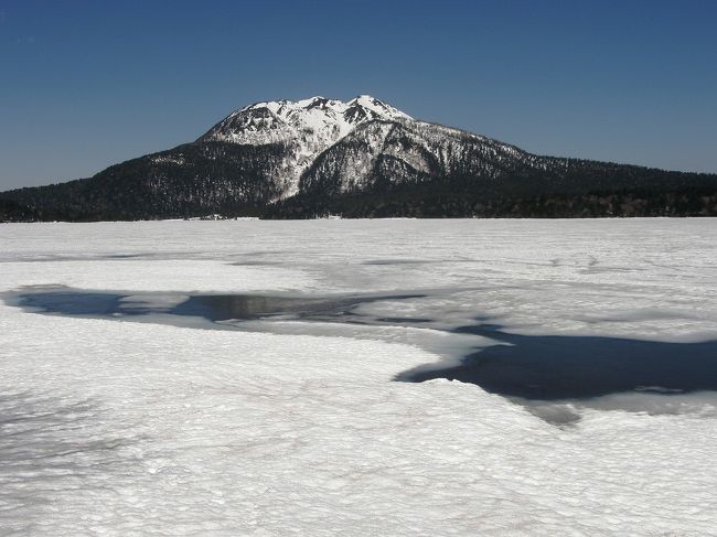 開山前の三平峠から尾瀬沼に行ってきました。<br /><br />前週末に４月１７日が天候が安定するので残雪を踏みながら尾瀬・三平峠から尾瀬沼を歩きませんかと誘いを頂き二つ返事で参加を希望、午前中快晴の尾瀬を楽しんできました。