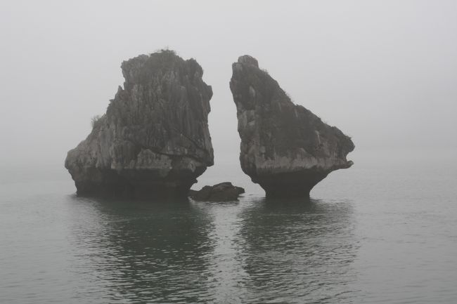 あいにくの小雨でした。霧がかかっていてとっても残念です。<br /><br />ハノイからハロン湾まで、とても遠いですが車窓からの景色を楽しみながら行ってきました。<br />船は全員日本人で、年齢層がとても高く高校生の娘が最年少でした。