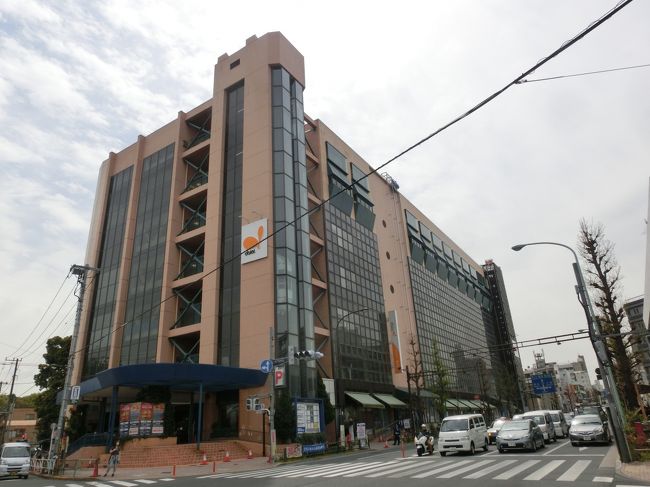 東京・碑文谷にあるダイエー碑文谷店が<br />2016年5月5日に閉店します。<br /><br />北海道、中部、九州のダイエーは全滅し・・・((+_+))<br />とうとうダイエー旗艦店の碑文谷店にまで<br />イオンの魔の手が・・・。<br /><br />ダイエー碑文谷店は1975年4月に開店。<br />ダイエーの旗艦店としてよくニュースにも出てきました。<br />中国残留孤児の方々が訪日した際の買い物もココでした。<br /><br />ダイエーは百貨店ではないですが<br />デパートLOVEのボクも大好きなスーパーでした。<br /><br />碑文谷店はすでに3月1日からは<br />成り上がりスーパーに営業権が変わっていますが<br />ダイエー碑文谷店として営業が継続されていました。<br /><br />すでに地下駐車場と3階以上の営業は終わり、<br />さらに老朽化も目に付きましたが<br />やっぱりダイエーが輝いていたころの風格はありました。<br /><br />ダイエー碑文谷店<br />ありがとう!さようなら~