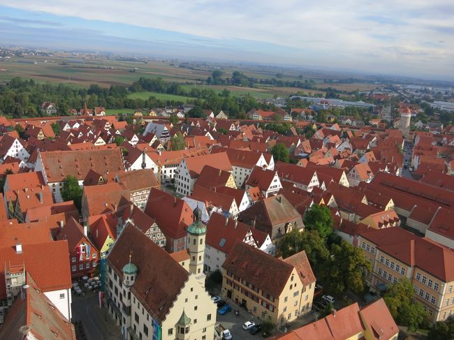 2015年9月18日（金）Nordlingen　ネルトリンゲン　♪<br />TV番組のふしぎ発見でも紹介された南ドイツの丸い城壁に囲まれた素敵な街!(^^)!<br />巨大隕石のクレーターの上に築かれた都市を一目見ようと☆<br /><br />直系約1Kmに満たないほぼ正円形の城壁の中に街があります。<br />19の塔と5つの門があり城壁はほぼ完全に残っています。<br />その城壁の上を歩いて一周することができます。<br />距離は約3Km弱なので、普通に歩くと１時間ぐらい、写真を撮ったりすると1時半あれば良いかと思います。