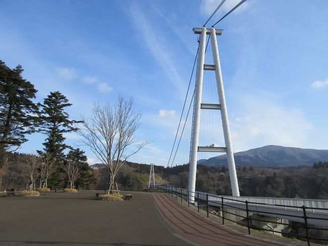 九重に温泉旅行に行って来ました～♪<br />＜１日目＞<br />遅めの出発で【懐古乃宿　萬作屋】に、そのままチェックイン♪<br />点検中の１つを除いた、３つの家族風呂を楽しみました♪<br />＜２日目＞<br />日本一の高さの歩行者専用橋【九重夢大吊橋】を散歩した後、九酔峡の【ほたると絶景の宿　つれづれ】で立ち寄り湯に浸かり【べべんこ】で昼食。<br />豊後牛のステーキを食べた後、帰路へ…。<br />