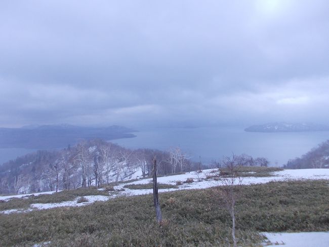 ＡＮＡのマイル特典による道東湯巡りの三日目です。<br />この日は中標津から川湯を通って女満別へ戻ります。<br />川湯からは小清水峠を通っていくと、あたりは雪景色。<br />しかも雪がちらついてきました。。。さすが北海道ですね。<br />峠からは屈斜路湖の眺めがすばらしいですね。。。<br />三日間で良い湯巡りができました♪