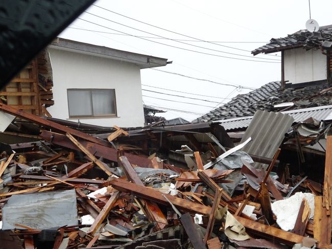 　4月14日21時26分に、熊本地方を震源とするマグニチュード6.5（最大震度7強）が発生しました。コスモスが住む佐賀県でも震度５強（２回目）を記録し、生まれて初めての大地震に恐怖心を覚えました。<br />　阪神淡路大震災では長男が神戸で被災したという事も有り、且つ、親戚が数多く熊本に住んで居るという事情もあり、いてもたってもいられず、熊本に足を運びました。<br />　今回は真面目なレポートで、全国の方に事実を知ってもらいたいという一心でレポートいたします。（笑いは一切ありませんのでご了承ください。）