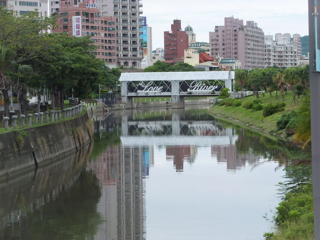 愛河堤岸コースをサイクリング (9) 2014/06/07<br /><br />久し振りに愛河堤岸コースをサイクリングしました。<br />出発は、河堤公園です。愛河之心、元亨寺、鄧麗君紀念文物館、carrefourの寿がきやでらーめんを食べました。