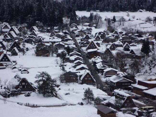 世界遺産好きの私たち、雪の白川郷に行ってみたかったのですが、雪道の車の運転には自信がなかったので、1泊2日のバスツアーに参加してきました。<br /><br />クラブツーリズムの「富山温泉!ズワイガニ付き40種バイキング 世界遺産・白川郷と小京都・飛騨高山と金沢」<br /><br />【スケジュール】<br />2011/2/11<br />　飛騨高山観光<br />　富山市宿泊<br />2011/2/12<br />　兼六園観光<br />　白川郷観光<br /><br />【旅費】<br />13,980円