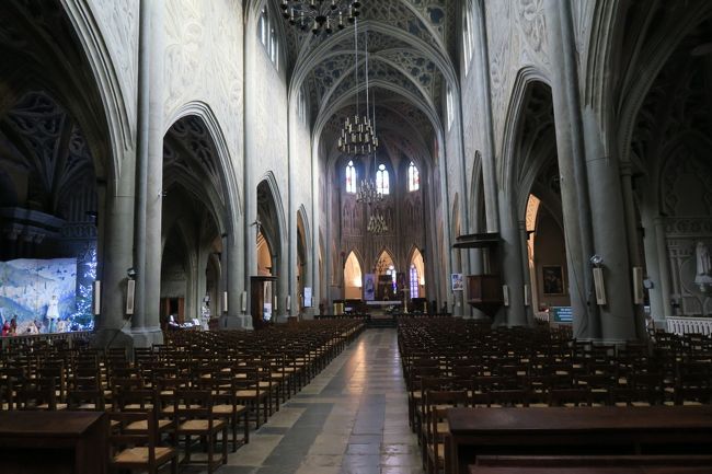 年末年始はフランス(一部スイス)でスキー+観光旅行!<br /><br />パリでのテロで、直前で旅程を変更したり、日本に負けず劣らずの暖冬でスキーができずで踏んだり蹴ったりの旅になってしまいました。<br /><br />踏んだり蹴ったり その3<br /><br />1、雪が降らないので急遽予定を変更してシャンベリーの街歩きへ! しかし 雨・雨・雨 → 豪雨!!<br />※なんで雪に変わらないのかねぇ~<br /><br />2、帰ってきたら疲れて寝てしまった。夜中に目が覚め、腹減った・・・<br /><br /><br /><br />ま、こんな人生なんだけどねー!