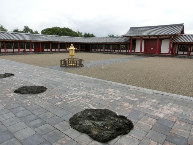 「上総国分尼寺跡」は「市原市」にある「奈良時代」に「聖武天皇の詔」により「日本各地に建立された国分寺」のうち「上総国」の「国分尼寺の寺院跡」です。<br /><br />写真は「復元」された「上総国分寺尼の伽藍」です。
