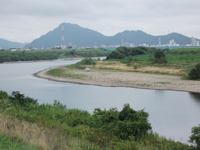 ＪＲ岐阜駅前のじゅうろくプラザっていうところで「岐阜の地酒に酔う」っていう催しがあるので岐阜まで行ってきました。開場が１３時なのでそれまで三十六不動尊霊場を巡ります。北方の三十二番円鏡寺、鏡島の三十一番乙津寺の２寺です。自家用車で来れば簡単ですが、午後から酒が入るので絶対に無理。ですから岐阜バスを利用して回ります。途中、珍しい渡し船に乗ることができました。曇り時々小雨がぱらつく中、ヘロヘロになりながらの道中でした。