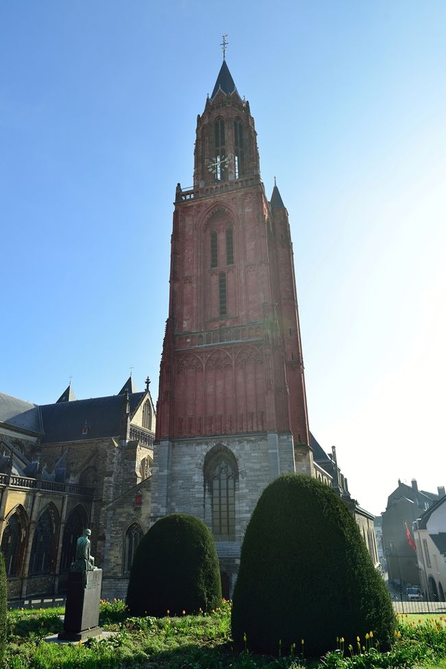 チューりップが美しく咲きそろう時期に合わせて、オランダとベルギー、そしてちょっとだけルクセンブルクを巡ってきました。オランダは、長崎の出島やチューリップ、風車など日本では馴染みの国ですが、ベルギーを訪れることなくヨーロッパを語ることなかれと言われるほど、ベルギーは最もヨーロッパらしい国だと評価されています。<br /> 出発のひと月前にはベルギーでテロが起きたり、九州では2日前から大地震が発生し、本当に出発できるのか不安が一杯でしたが、行ってみると好天にも恵まれ、ベネルックス3カ国の自然と文化とグルメを精一杯堪能できました。<br /> 最初の訪問は、オランダのマーストリヒトです。マーストリヒトは、オランダ最南端のリンブルグ州の州都、マース川沿いのオランダ最古の都市です。ベルギーとドイツの国境に接し、街の雰囲気もオランダ離れしていると言われています。