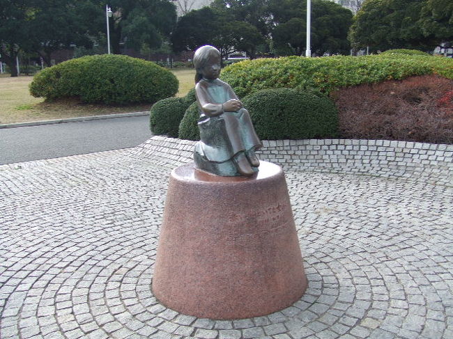 横浜 旅行記:みなと横浜散策編<br /><br />【行程】<br /><br />家族4人で中華街・山下公園・みなとみらいを散策しました。 散策コースコース: 11:30 みなとみらい線の中華街駅集合(徒歩)→中華街散策(関帝廟で拝拝、華王飯店で食事)→(徒歩)山下公園→(徒歩)臨港線プロムナード→(徒歩)赤レンガ倉庫→(徒歩)みなとみらい→(徒歩)みなとみらい駅
