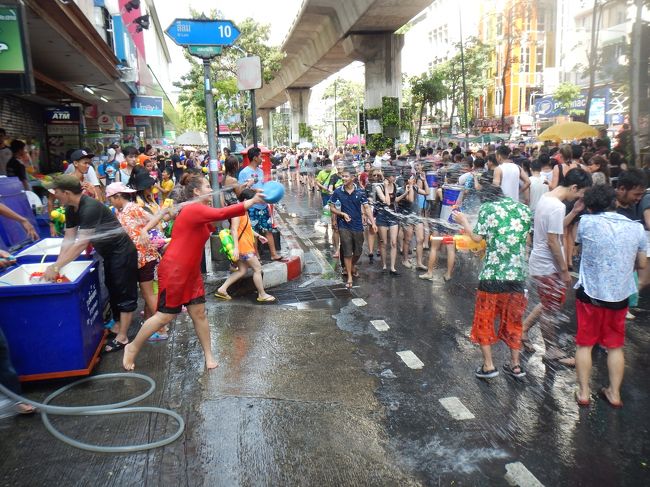 今回タイに行った理由はこれです。ソンクラーン！<br />今年は水不足でバンコクではイベントが3日間の予定が2日間に縮小。<br />それでも街中はとんでもない状態に！<br /><br />暑気のバンコク、日中は38度。<br />「水掛けられてたって気持ちいもんだ。すぐに乾くだろう」・・・甘かった。<br /><br />服が乾く前に水が！<br />しかも冷水！<br />寒い寒い。<br />ほんとに日中38度！？って位ずっと水浴びて体は冷えてた！