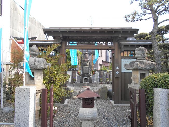 JR桑名駅から国道1号を渡り八間通り北側に在る海蔵寺(かいぞうじ、三重県桑名市北寺町)には江戸幕府の厳命により木曽・揖斐・長良の河川治水工事に従事して犠牲となった85名のうち自害切腹した51名の半数を占める治水奉行平田靱負(ひらた・ゆきえ、1704〜1755)以下23名の薩摩藩士の墓があります。<br /><br />宝暦3年(1573)、時は9代将軍家重の時代、老中西尾忠尚(にしお・ただなお)を中心とする幕閣は木曽三川の治水工事を決定しそのお手伝い普請を縁もゆかりもない薩摩島津藩に命じます。<br /><br />お手伝い普請とは幕府が治水工事の設計並びに監督のもと、経費と人夫は命ぜられた島津藩が受け持つというもので、当然ながら島津藩では賛否両論で騒然となり理不尽な幕命に対し幕府と一戦を交える雰囲気が支配的でした。<br /><br />しかしながら勘定方家老の平田靱負は「戦さをすれば薩摩は戦場と化し農民らが犠牲となる。むしろこの厳命を成し遂げて島津藩の安泰を図ろう」と諸藩士を説得、この情理を尽くした平田の言葉に反対するものなく約950名の薩摩藩士が刀を捨てて伊勢・尾張で治水工事に取り組むことになります。<br /><br />境内入口には次の内容の説明があります。<br /><br />「海蔵寺(薩摩義士墓所)<br /><br />薩摩義士とは、当地方に度々水害をもたらした木曽・揖斐・長良三大河川の治水工事による薩摩藩八五名の犠牲者を言います。この工事は、宝暦三年江戸幕府より薩摩藩に命じられ、工事奉行平田靱負他藩士約九五十名と予算三十万両で始められ約一年半の工期で完成したが、この間八五名の犠牲者と、多大な工事費用を費やしました。これにより長年荒れ狂った大河川も制御されたのです。<br /><br />当寺には、工事終了後大幅な予算超過と多数の藩士を失った責任を負い切腹した奉行平田靱負の墓碑を中心に二四義士墓があります。<br /><br />義士によって築かれた油島(岐阜県海津市)の堤防には数千本の松が植えられ、現在も千本松原と呼ばれて偉大な功績跡を残しています。」