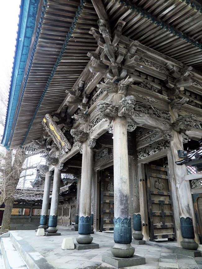 国華山高龍寺（こうりゅうじ）は、北海道函館市にある曹洞宗の寺院。函館市内にある最古の寺院である。<br />1633年　松前法源寺（曹洞宗永平寺派）の僧・盤室芳龍が、亀田（現在の万代町付近）に創建。1879年　現在地に移転。<br />1899年　現本堂が完成。<br />1911年　東北以北最大といわれる山門が完成。<br />2012年　本堂・山門など計10の建造物が登録有形文化財となる。<br />（フリー百科事典『ウィキペディア（Wikipedia）』より引用）<br /><br />高龍寺　については・・<br />http://www.hakobura.jp/stock/database/post-148.html<br />http://www.ehako.com/map/cview1/15_index_msg.shtml<br /><br />