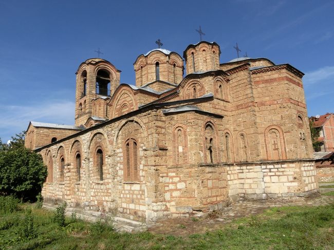 「リェヴィシャの生神女教会」は「コソボ自治州プリズレン」にある「１２世紀」に建てられたの「セルビア正教会の聖堂」です。<br /><br />「リェヴィシャの生神女教会」は「コソボの中世建造物群」として「２００４年（２００６年拡張）」に「世界遺産（危機遺産リスト）」に登録されています。<br /><br />「堂内」には「崩落の危険」があるため入れず「外観観光」のみでした。