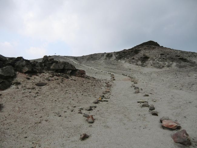 何度か仕事で神津島へ行く機会があり、天上山登山を目論んでいましが、海上の単独峰な為、天気が良くても風が強いと登れない為、チャンスを伺っていたところ、今回はまずまずの天気なので、宿を延泊して登って来ました。<br /><br />コースタイムは、下記の通りです。<br /><br />黒島登山口 8:52→黒島山頂10合目 9:28→千代池 9:33→裏砂漠展望地 10:00→新東京百景展望地 10:20→不動池 10:26→天空の丘 10:40→ババア池 10:52→白島下山口 10:59→天上山最高地点 11:18→表砂漠 11:32→黒島展望山分岐 11:52→黒島展望山 11:57→オロシャの石塁 12:07→黒島登山口 12:39→流人墓地 13:19→ジュリアの十字架 13:51→佐久友好碑 14:16→宿 15:00