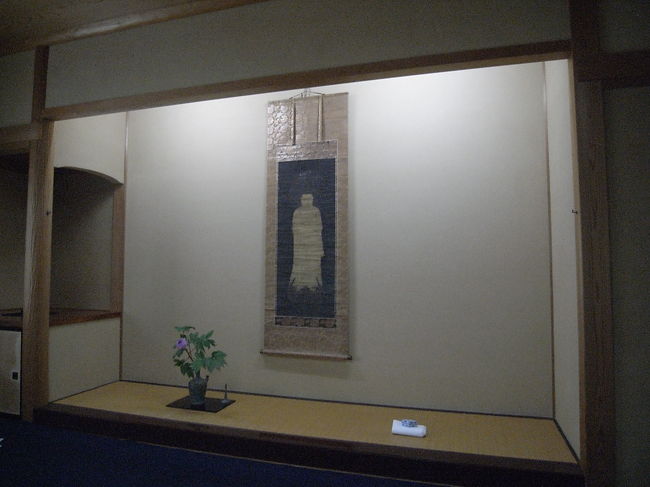 新潟県柏崎市にある木村茶道美術館は名品茶道具の展示とそれを使ったお茶席でお茶を喫することが出来る日本唯一のユニークな美術館である。 小生は毎年何度も通ってその恩恵を被ってるのである。<br />本年度の開館が4月より始まり寒香庵茶席と5月は緑風茶席とそれぞれ趣が異なる両茶席を楽しんできた。<br />そして、柏崎といえば良寛さんの弟子にあたる貞心尼の墓所が美術館近くにある洞雲寺に墓所が有ることを知りお参りしてきました。