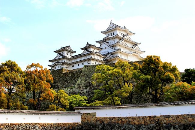 ４日間の旅も今日が最終日です。<br />どうせ神戸まで来たからには、きれいになった姫路城を見学して行くことにしました。<br /><br />電車で三ノ宮から40分ほどで姫路です。駅のコインロッカーに荷物を預けて、バスで姫路城に向かいました。<br /><br />お天気もどんどん良くなり、歩くと暑いくらいです。<br />桜が終わった姫路城、多分観光客は少ないとは思いますが、それでも外国人の観光客やツアー客が沢山いました。<br /><br />順路に従って天守閣まで登りました。大阪城のようにエレベーターはないので、狭い階段を登り、天守閣まで来た時は<br />ほっとしました。　昔の人はここからどのような景色を眺めていたのか、歴史の移り変わりを感じながら眺めました。<br /><br />