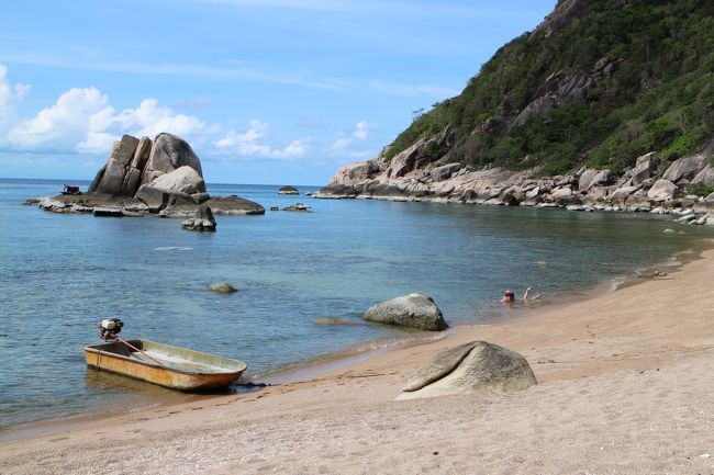 久し振りに休暇がとれたので、タイの離島サムイ島とタオ島に行ってきました。<br />今回休暇は一週間なので少々遠出です。<br />目的は、ビーチとダイビング。シンガポール観光付きです。<br />今回は盛りだくさんになりました。<br /><br />＜＜日程＞＞<br />シンガポール1泊、タオ島3泊、サムイ島3泊の7泊9日<br /><br />2014/05/31　SQ671　セントレア10：30発　→　シンガポール16：20着<br />2014/06/01　MI772　シンガポール8:10発　→　サムイ島8:55着　<br />　　　　　　フェリー（ロンプラヤ）サムイ島12:30発　→　タオ島<br />2014/06/04　フェリー（ロンプラヤ）タオ島　09:45発　→　サムイ島<br />2015/06/07　MI771　サムイ島9:55発　　　→　シンガポール12:35着<br />2015/06/08　SQ672　シンガポール1:20発　→　セントレア9:05着<br /><br />★☆この旅行記は、タオ島の滞在記です☆★<br /><br />シンガポールからサムイ島に到着。<br />目的地のタオ島には、サムイ島からフ高速船で渡ります。<br /><br />空港で高速船会社のお迎えを待ちます。<br />高速船の手配はタオ島のダイビングショップにお願いしました。<br /><br />サムイ空港にはミーティングポイントがあり、ここでお迎えの車を待ちます。<br />受け取ったメールには10時から10：30頃お迎えがくるとあったのに全然姿が見えません。<br />後から到着した人々もどんどんピックアップされて人が少なくなっていき、<br />南国の時間なので多少の遅れはあると思いつつ、どんどんと不安になります。<br /><br />よほど不安そうに見えたのか、セキュリテイのおじさんたちも心配してくれて「観光案内所があるからそこで聞いておいで。」と。<br /><br />案内所の方に事情を話したら「その船会社の人はそこの駐車場にいるよ。<br />見える？もうしばらく待ってくださいね。」<br />どれがその会社のバスかはわからなかったけれど、おいて行かれたのではないことがわかって一安心。<br /><br /><br />こんな感じで出会った方々に助けられながらタオ島に向かいました。