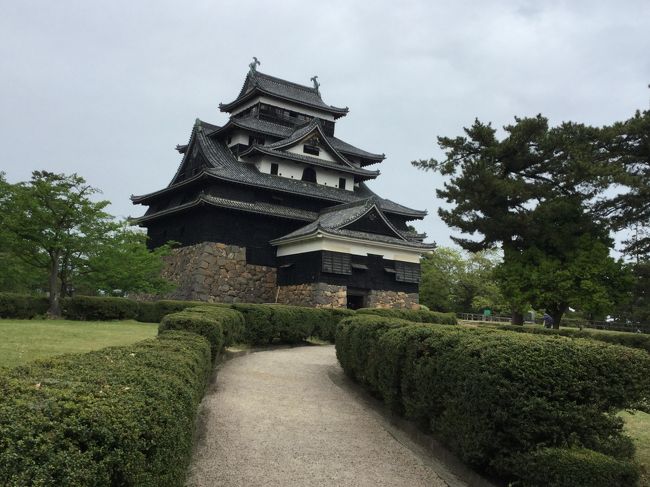 2016年のGWは山陰から山陽地方へと行って来ました。<br />島根・山口・広島・岡山の4県を4泊5日で見たいところをさくっとです。<br />初めの2日間は曇りから雨でしたが3日目から快晴になりました。<br /><br />旅行のプランは夫が計画しました。(城が大好きなので城巡りが多いです)<br />私は運転担当と帰ってからの旅行のブログ作成。<br />4トラにアップする事によって旅の記録として残しています。<br /><br />ANA55の旅割です。<br /><br />以前8年前位にツアー参加で行った所もありますが、今回は自由に動けて満足しました。<br /><br />写真は2015年7月に国宝に指定された松江城です。